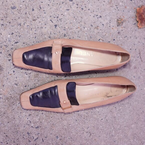 CHANEL Vintage Two-Tone Beige Black Leather Loafers Logo Buckle EU 39 - Picture 9 of 11